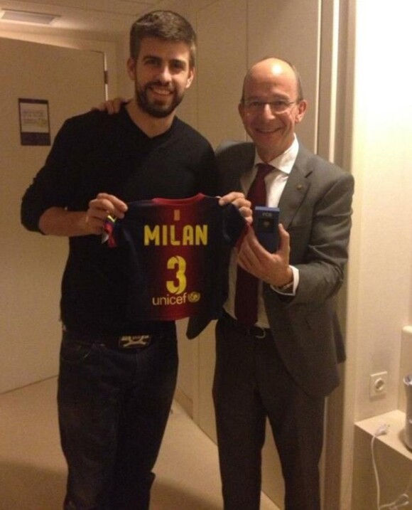 Gerard Piqué recebe camisa do Barcelona das mãos do dirigente Jordi Cardoner com o nome de seu filho com Shakira