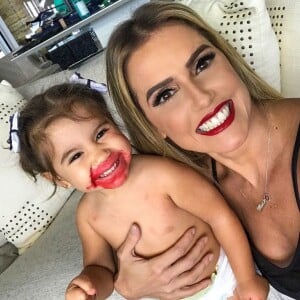 Deborah Secco, no entanto, explicou que tira muitas fotos antes de escolher uma para publicar: 'Sou cheia de neuroses'