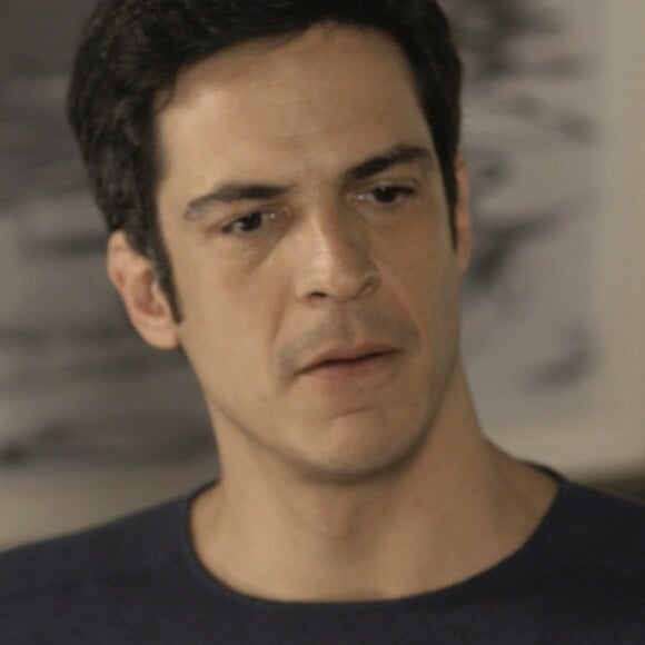 Eric (Mateus Solano) descobre que Luiza (Camila Queiroz) e Antônia (Vanessa Giácomo) procuraram Isabel (Regina Gutman), na novela 'Pega Pega'