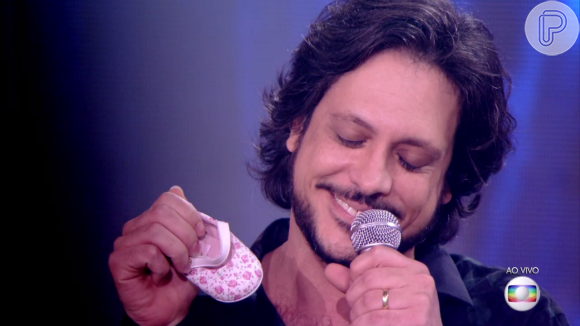 Lúcio Mauro, que já é pai de Bento e Luiza, anunciou que Cíntia Oliveira está esperando seu terceiro filho no palco do programa 'PopStar'