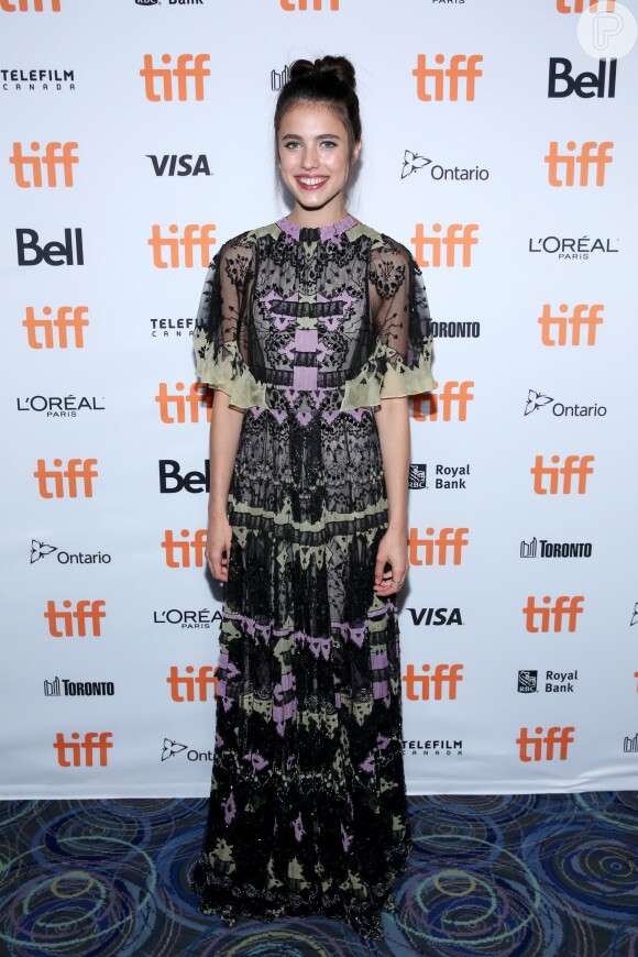 Margaret Qualley usou vestido Valentino coleção outono 2017 e sapatos Sophia Webster no Festival Internacional de Cinema de Toronto, que acontece no Canadá de 7 a 17 de setembro de 2017