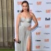 A atriz australiana Jessica McNamee usou vestido Maria Lucia Hohan, sandálias Jimmy Choo e clutch Calvin Klein no Festival Internacional de Cinema de Toronto, que acontece no Canadá de 7 a 17 de setembro de 2017