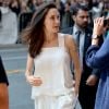 Angelina Jolie apostou em uma macacão off-white para o Festival Internacional de Cinema de Toronto, que acontece no Canadá de 7 a 17 de setembro de 2017