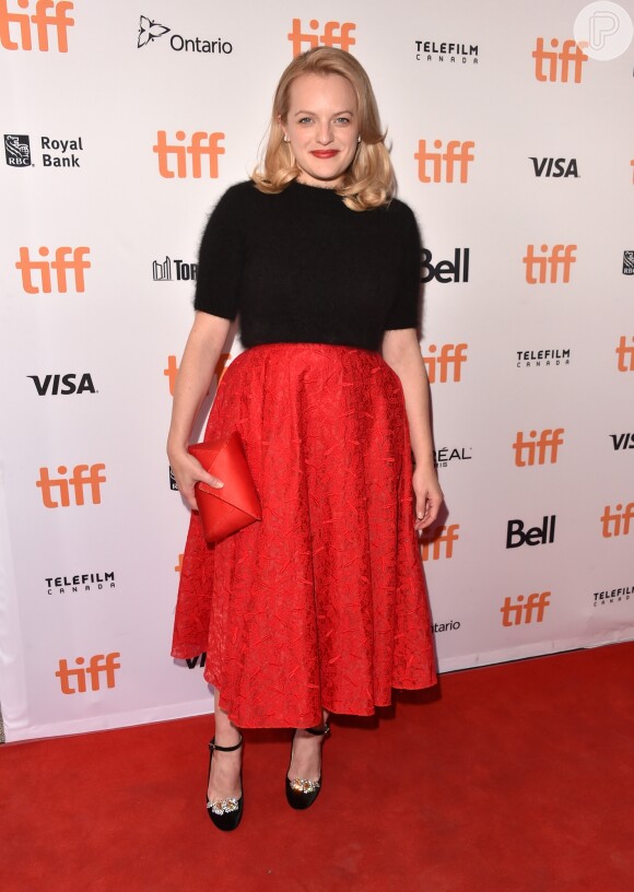 A atriz Elisabeth Moss usou look Rochas no Festival Internacional de Cinema de Toronto, que acontece no Canadá de 7 a 17 de setembro de 2017