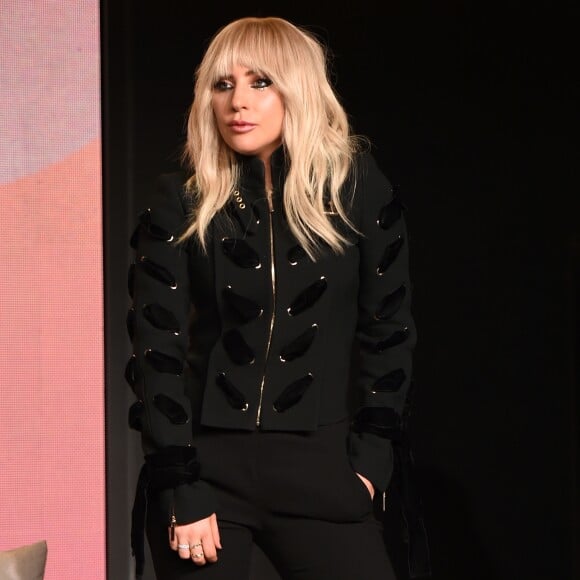 A cantora Lady Gaga usou ainda look all black Elie Saab outono 2017 com sapatos de saltos gigantescos no Festival Internacional de Cinema de Toronto