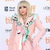 Assim como Elle Fanning, Lady Gaga apostou no rosé com um extravagante look Lanotta Studio para o Festival Internacional de Cinema de Toronto, que acontece no Canadá de 7 a 17 de setembro de 2017