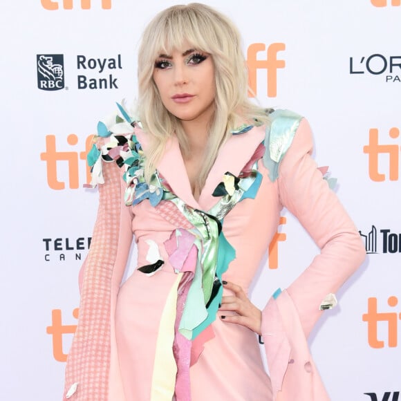 Assim como Elle Fanning, Lady Gaga apostou no rosé com um extravagante look Lanotta Studio para o Festival Internacional de Cinema de Toronto, que acontece no Canadá de 7 a 17 de setembro de 2017