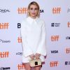 Emma Roberts usou ainda vestido Brandon Maxwell coleção outono 2017 e sapatos Chloe Gosselin no Festival Internacional de Cinema de Toronto, que acontece no Canadá de 7 a 17 de setembro de 2017