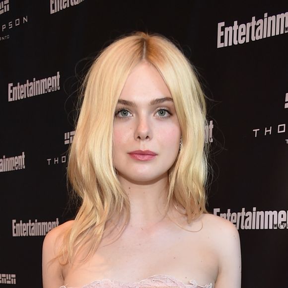 Elle Fanning apostou em um tomara-que-caia rendado Alexander McQueen para prestigiar o Festival Internacional de Cinema de Toronto, que acontece no Canadá de 7 a 17 de setembro de 2017