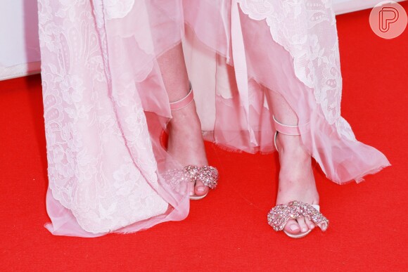 Detalhe das sandálias de Elle Fanning, composta por laços com aplicações de pedras