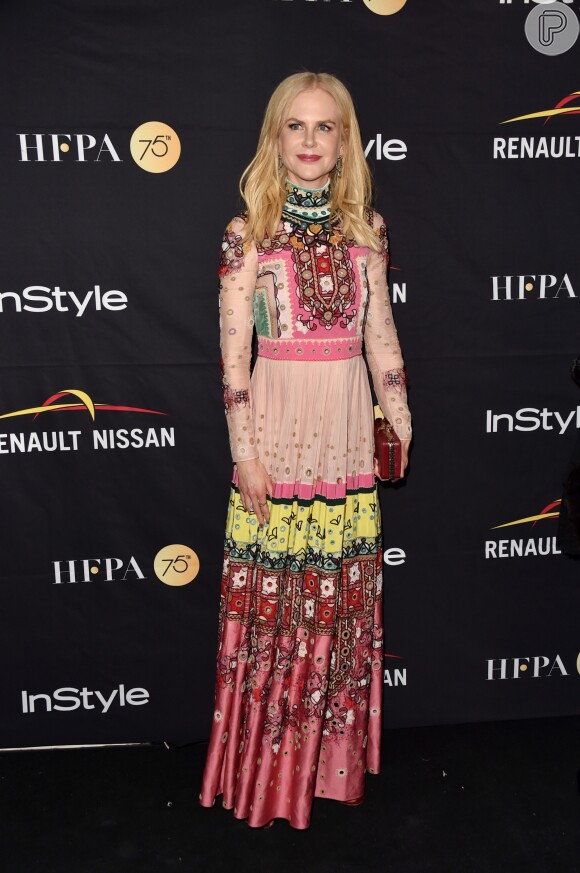Nicole Kidman apostou em um colorido longo Valentino, coleção outono 2017, no Festival Internacional de Cinema de Toronto, que acontece no Canadá de 7 a 17 de setembro de 2017