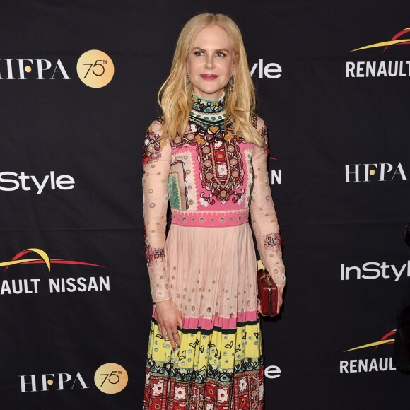 Nicole Kidman apostou em um colorido longo Valentino, coleção outono 2017, no Festival Internacional de Cinema de Toronto, que acontece no Canadá de 7 a 17 de setembro de 2017