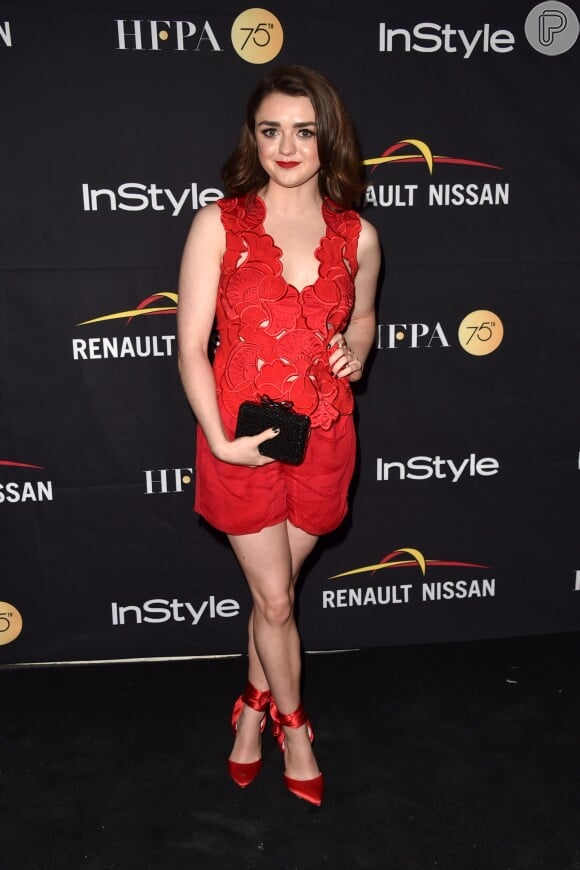 A inglesa Maisie Williams, da série 'Game of Thrones' optou por peças vermelhas da grife Emporio Armani para o Festival Internacional de Cinema de Toronto, que acontece no Canadá de 7 a 17 de setembro de 2017