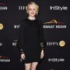 Em oposição ao look claro, Emma Stone também usou vestido Chloé coleção resort 2018 no Festival Internacional de Cinema de Toronto, que acontece no Canadá de 7 a 17 de setembro de 2017