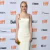 Emma Stone apostou em um visual discreto com vestido off-white Tom Ford no Festival Internacional de Cinema de Toronto, que acontece no Canadá de 7 a 17 de setembro de 2017