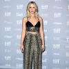Jennifer Lawrence também combinou top cropped e calça da coleção Resort 2018 da grife Sally LaPointe no Festival Internacional de Cinema de Toronto, que acontece no Canadá de 7 a 17 de setembro de 2017