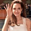 Angelina Jolie cumprimenta paparazzi ao chegar no red carpet do Festival de Toronto, no Canadá, neste domingo, 10 de setembro de 2017