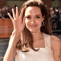 Angelina Jolie leva filhos a festival de cinema e exibe visual mais magro. Fotos