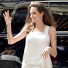 Angelina Jolie apostou em um look off white, da grife Givenchy, para desfilar pelo tapete vermelho do Festival de Cinema de Toronto