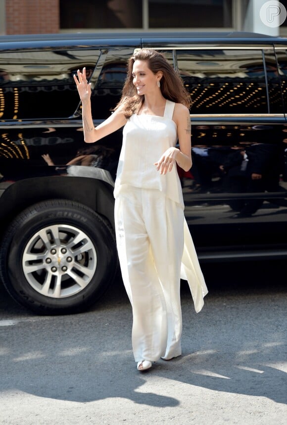 Angelina Jolie apostou em um look off white, da grife Givenchy, para desfilar pelo tapete vermelho do Festival de Cinema de Toronto