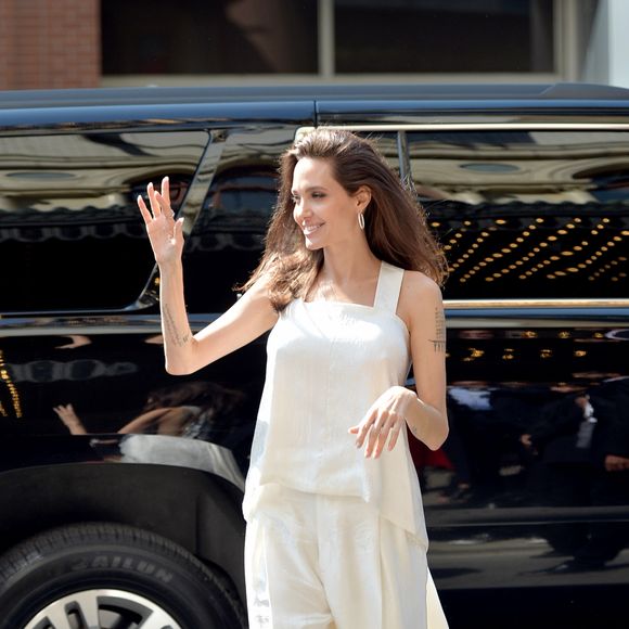 Angelina Jolie apostou em um look off white, da grife Givenchy, para desfilar pelo tapete vermelho do Festival de Cinema de Toronto
