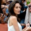 Angelina Jolie atende fãs ao chegar no Festival de Cinema de Toronto
