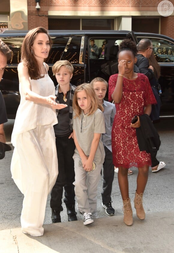 Angelina Jolie chega acompanhada ao festival com os herdeiros Pax de 13 anos, Zahara de 12, Shiloh de 11 e os gêmeos Knox e Vivenne de 9 