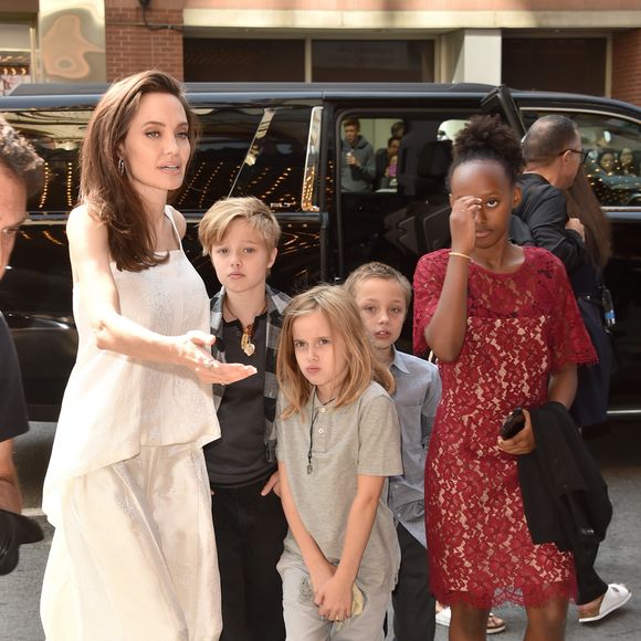 Angelina Jolie chega acompanhada ao festival com os herdeiros Pax de 13 anos, Zahara de 12, Shiloh de 11 e os gêmeos Knox e Vivenne de 9 