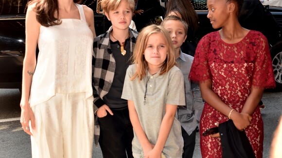 Angelina Jolie leva filhos a festival de cinema e exibe visual mais magro. Fotos