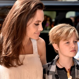 Shiloh exibe semelhança com o pai, Brad Pitt, em foto com a mãe, Angelina Jolie