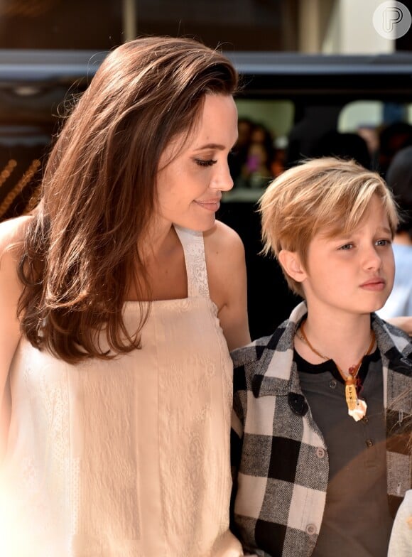 Shiloh exibe semelhança com o pai, Brad Pitt, em foto com a mãe, Angelina Jolie