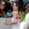 Angelina Jolie cumprimenta fãs e posa para selfie com seus admiradores