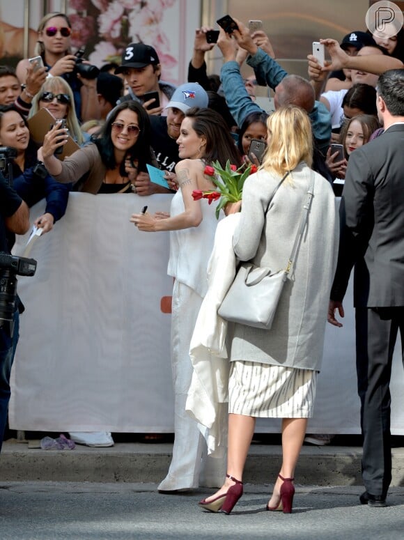 Angelina Jolie cumprimenta fãs e posa para selfie com seus admiradores