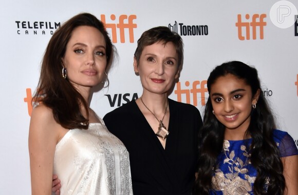 Angelina Jolie, Nora Twomey e Saara Chaudry na estréia de 'The Breadwinner', no Festival de Cinema de Toronto, no Canadá, neste domingo, 10 de setembro de 2017