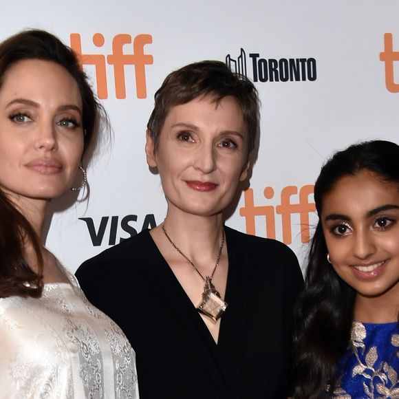 Angelina Jolie, Nora Twomey e Saara Chaudry na estréia de 'The Breadwinner', no Festival de Cinema de Toronto, no Canadá, neste domingo, 10 de setembro de 2017