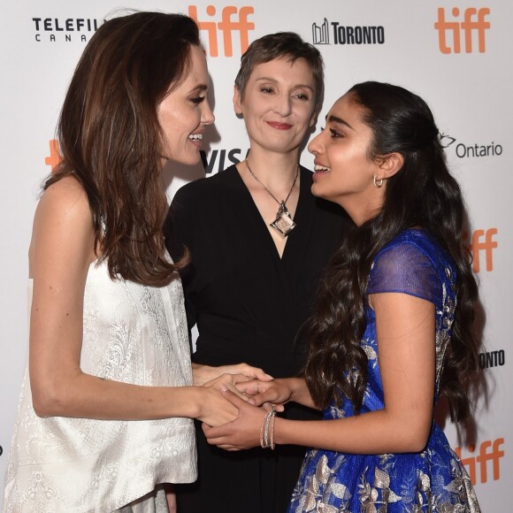 Angelina Jolie, Nora Twomey e Saara Chaudry na estréia de 'The Breadwinner', no Festival de Cinema de Toronto, no Canadá, neste domingo, 10 de setembro de 2017