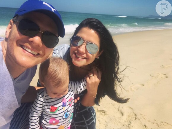 Michel Teló curtiu sua folga ao lado de Thais Fersoza e da filha, Melinda, na praia: 'Hoje é noss domingo'