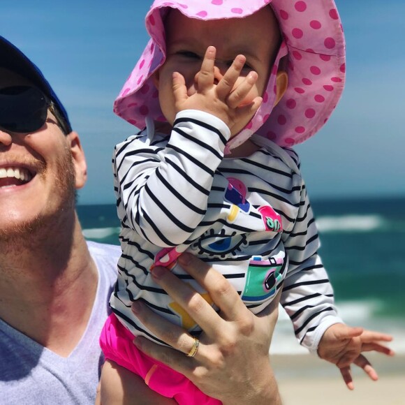 Michel Teló postou uma foto da pequena mandando um beijo em suas redes sociais