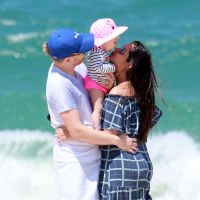 Michel Teló e Thais Fersoza levam a filha, Melinda, na praia: 'Neném amou o mar'