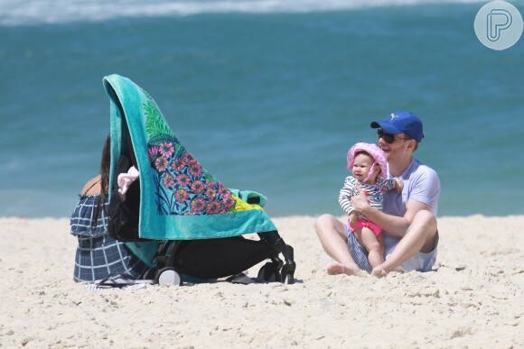 Melinda olha para a mãe, Thais Fersoza, durante passeio na praia em família 