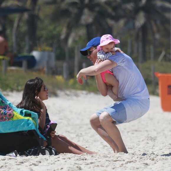 Michel Teló conversa com a mulher, Thais Fersoza, durante passeio em família 