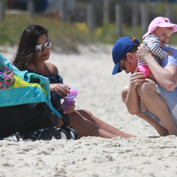 Michel Teló e Thais Fersoza levam a fiha, Melinda, na praia da Reserva 