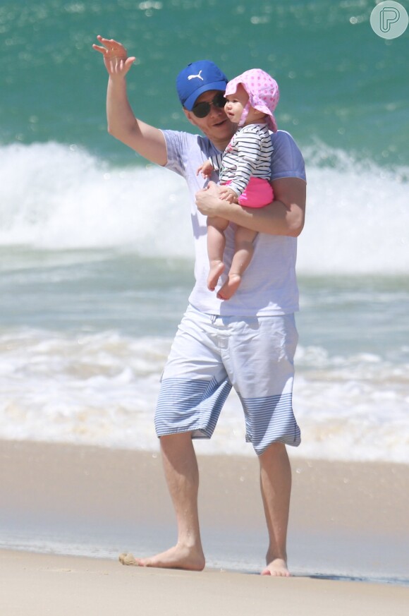 Michel Teló brinca com a filha, Melinda, ao deixar o mar com a pequena 