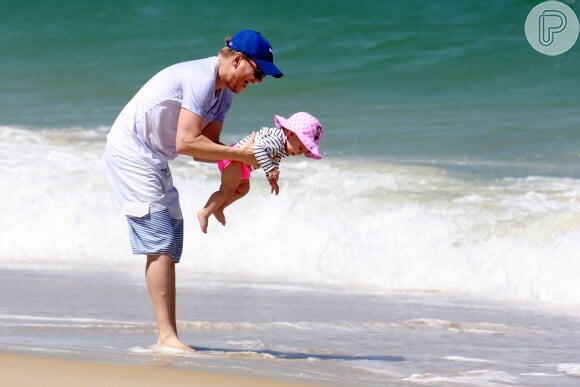 Michel Teló brinca com a filha, Melinda, à beira-mar na praia da Reserva