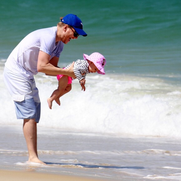 Michel Teló brinca com a filha, Melinda, à beira-mar na praia da Reserva