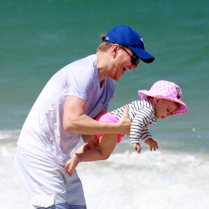 Michel Teló se diverte ao colocar Melinda, sua primeira filha com Thais Fersoza, próxima à água