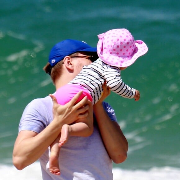 Michel Teló se diverte em tarde na praia com a primogênita, Melinda 