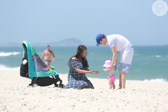 Thais Fersoza e Michel Teló festejam os passos da filha, Melinda, na praia