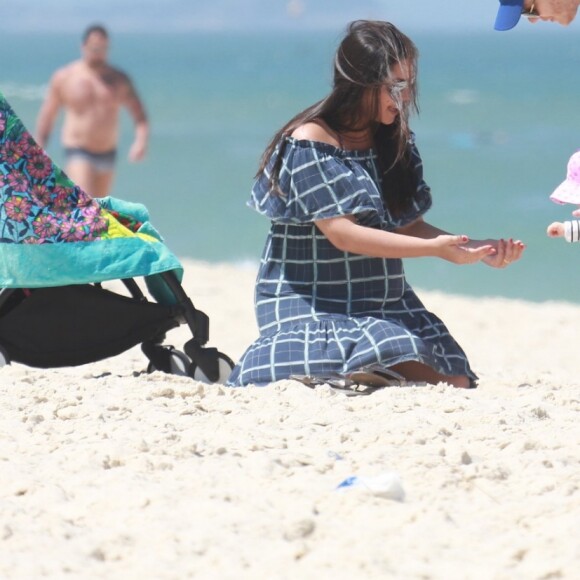 Thais Fersoza e Michel Teló festejam os passos da filha, Melinda, na praia