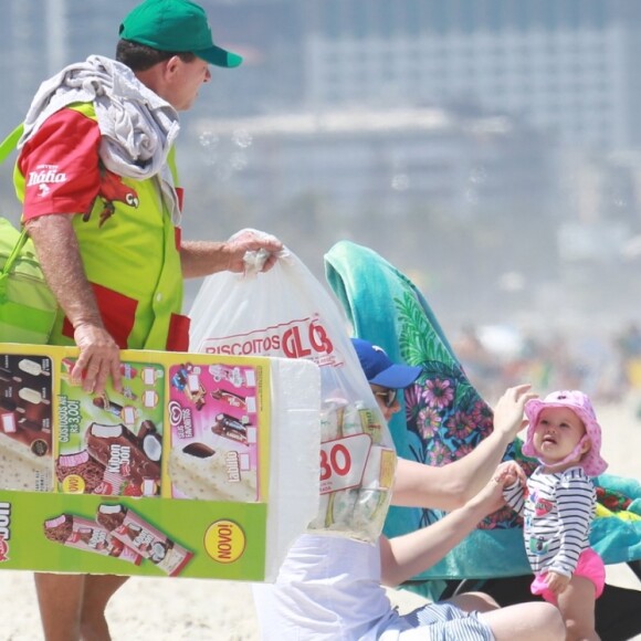 Melinda, filha de Michel Teló e Thais Fersoza, observa atenta vendedor de sorvete